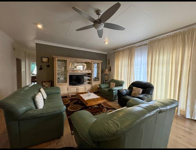 2 BEDROOM TOWNHOUSE FOR SALE IN THREE RIVERS EAST